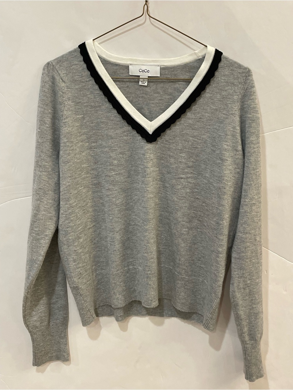 CeCe Women’s XS Gray V-Neck Sweater Black White Scallop Trim Lightweight